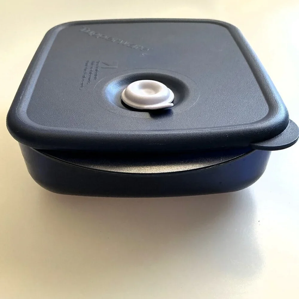 TUPPERWARE VENT N SERVE WITH LID